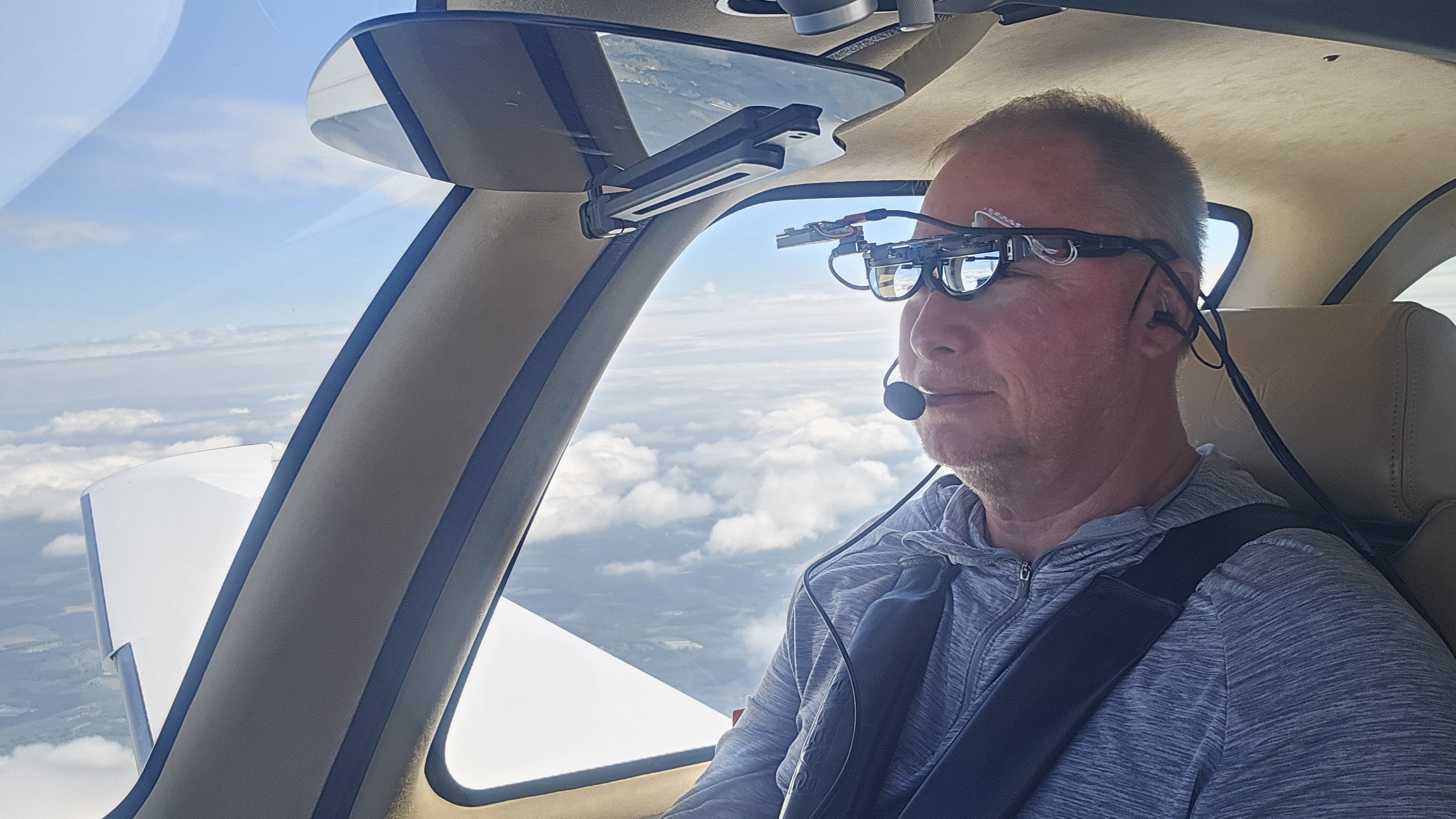 Pilot operating HMARD in flight